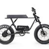 Buzzraw X250 Viajes suaves en terreno urbano accidentado con suspensión completa y neumáticos anchos. Transmisión por correa, velocidad de 25 km/h, autonomía de 50 km, motor trasero potente. Reserva ahora, fecha de entrega próxima.