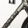 Knaap bike Spacegrey Disfruta De Máximo Confort Con La Suspensión Completa De La E-Bike Knaap Spacegrey, Potentes Luces LED De 1200 Lúmenes, Marco De Aluminio Ligero Y Sillín Extra Largo Para Paseos Suaves Y Seguros.