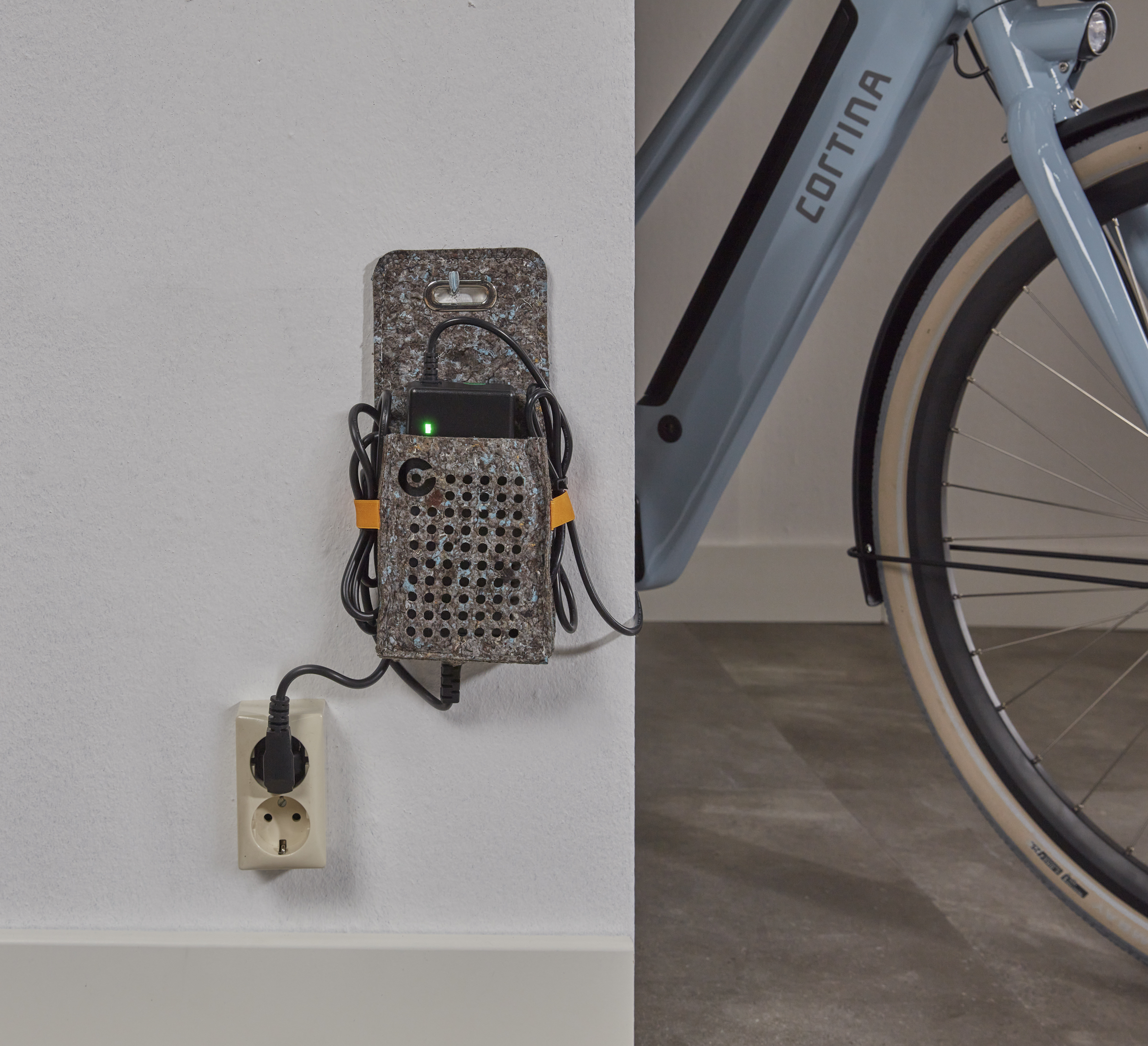 Cortina Venice Battery Charger Holder Universal